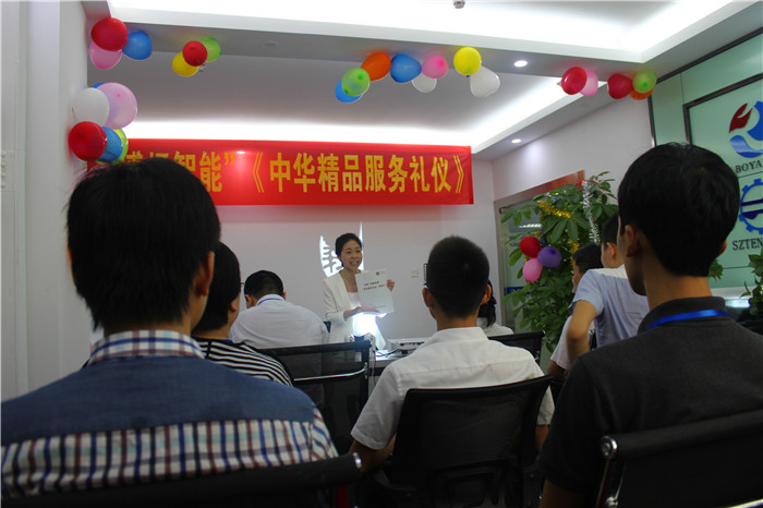 課程現場，學員們正在聚精會神的聽課