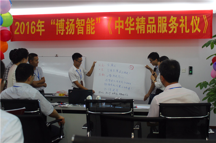 圖為金鷹隊在展示自己隊名、口號、隊歌、隊旗。